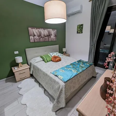 Bright Flat Just 10 Minutes From The Centre 아파트 *